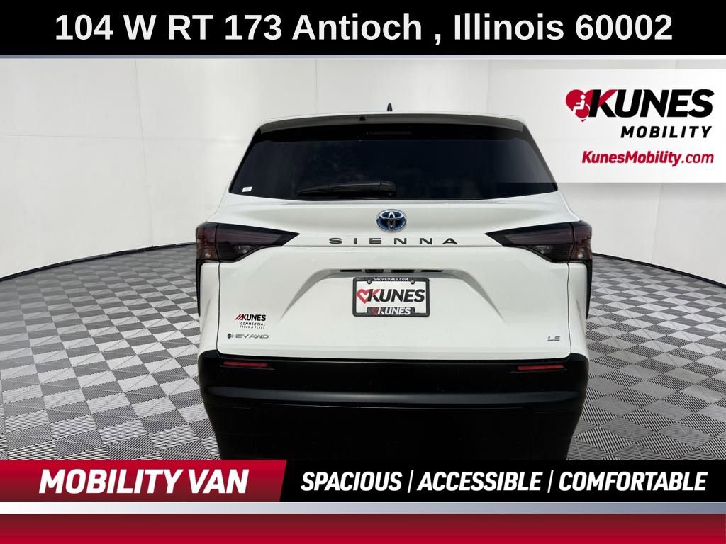 Used 2025 Toyota Sienna LE image 6