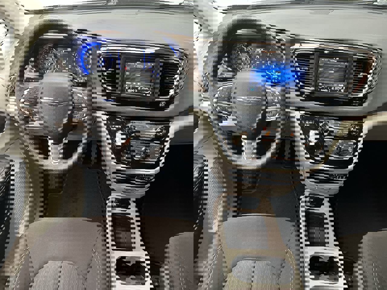 Used 2021 Chrysler Voyager L image 11