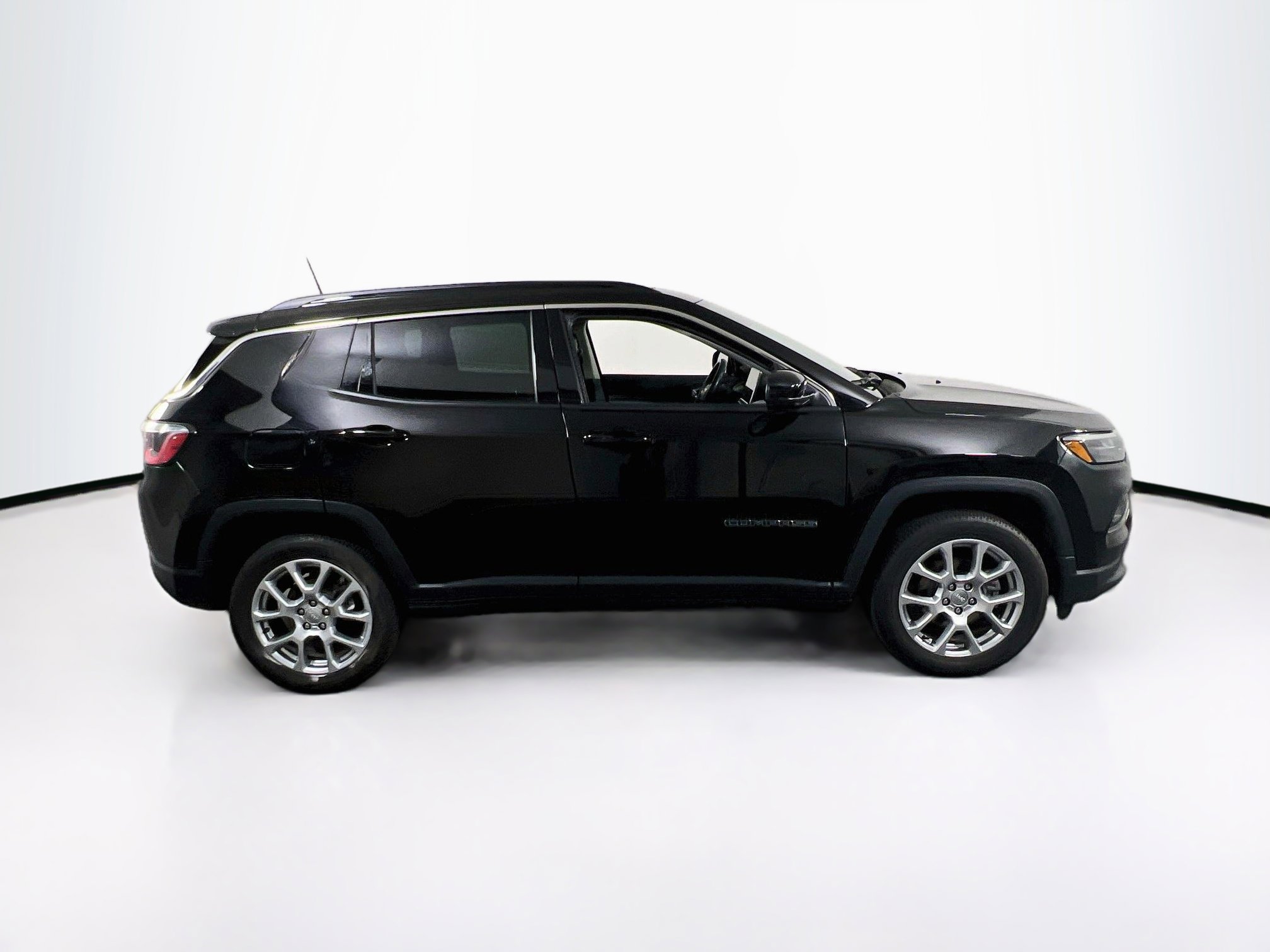 Used 2022 Jeep Compass Latitude w/ Sun and Sound Group AWD/4WD image 4