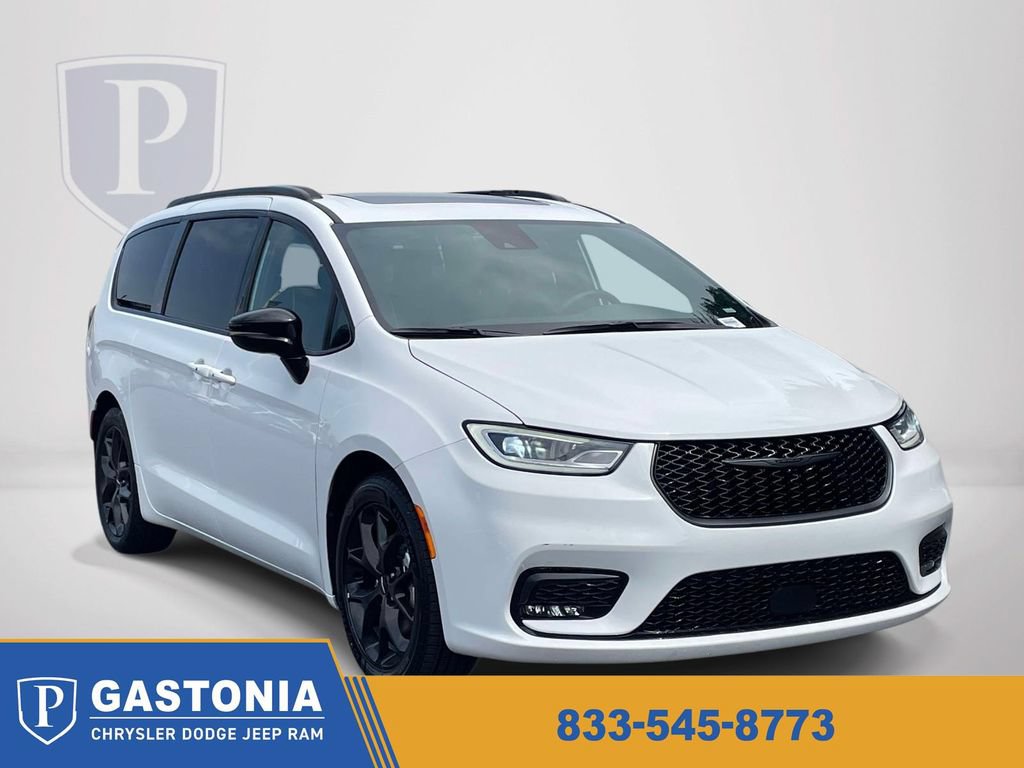 Certified 2025 Chrysler Pacifica Limited FWD image 1