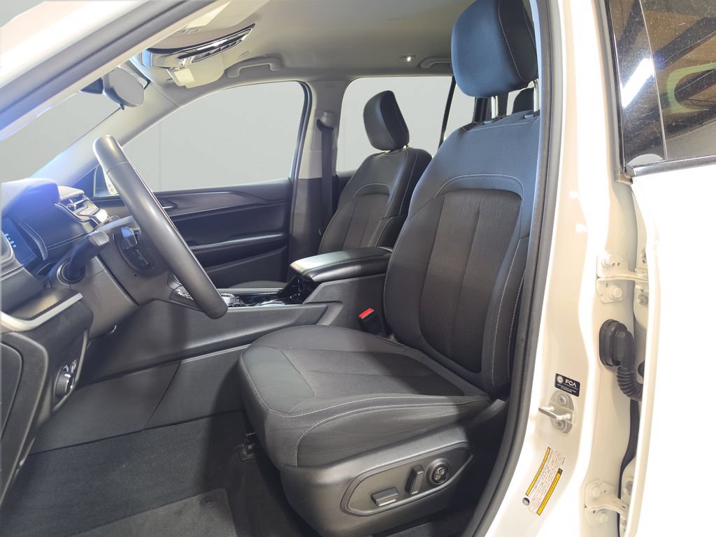 Used 2023 Jeep Grand Cherokee Laredo AWD/4WD image 12