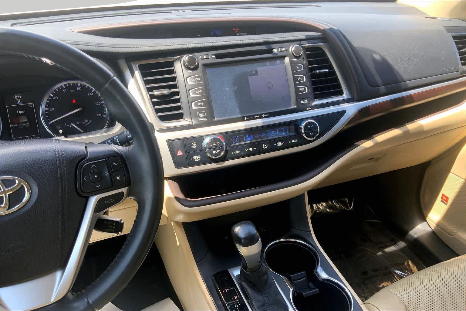 Used 2016 Toyota Highlander Limited w/ Driver Technology Package AWD/4WD image 6