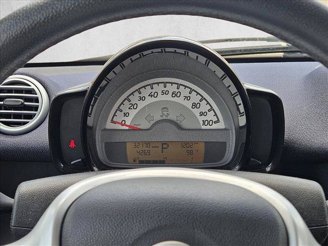 Used 2015 smart fortwo passion RWD image 9