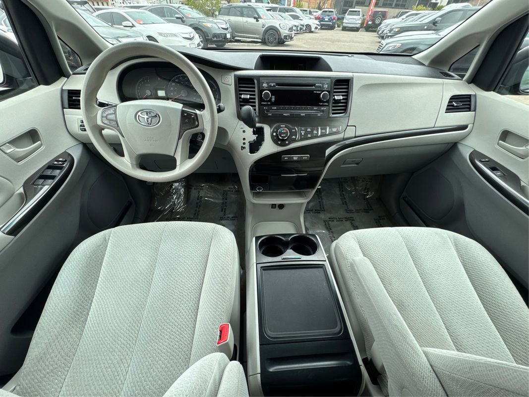 Used 2014 Toyota Sienna LE image 30