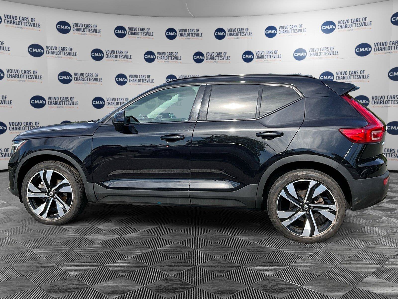 Used 2024 Volvo XC40 B5 Ultimate w/ Protection Package Premier AWD/4WD image 2
