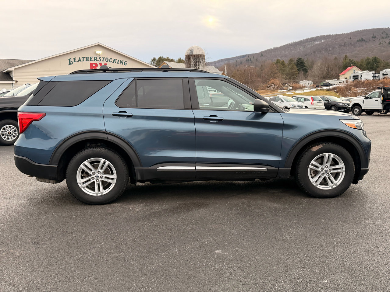 Used 2020 Ford Explorer XLT w/ Equipment Group 202A image 4