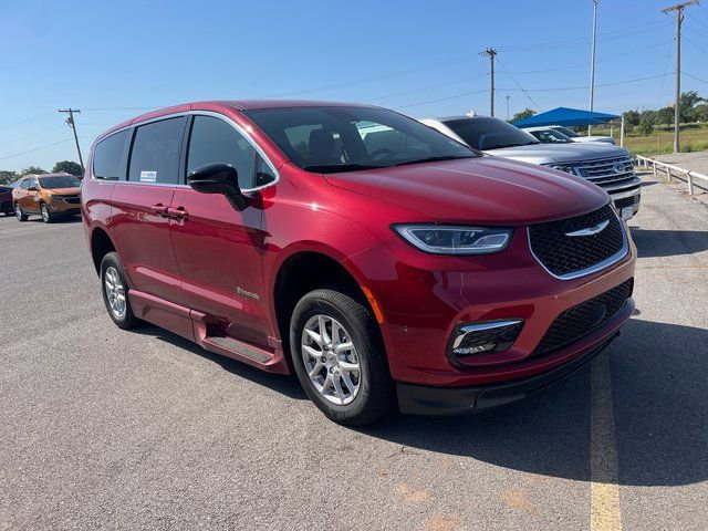 Used 2024 Chrysler Pacifica Touring image 2