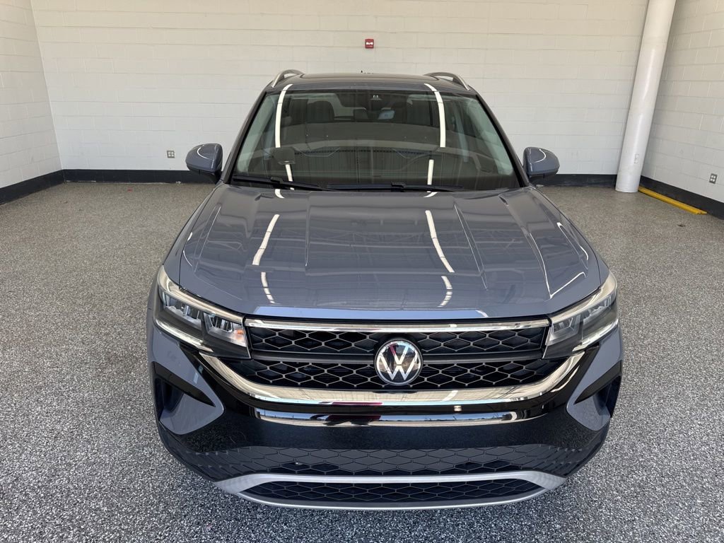Used 2024 Volkswagen Taos SE w/ Panoramic Sunroof Package AWD/4WD image 8