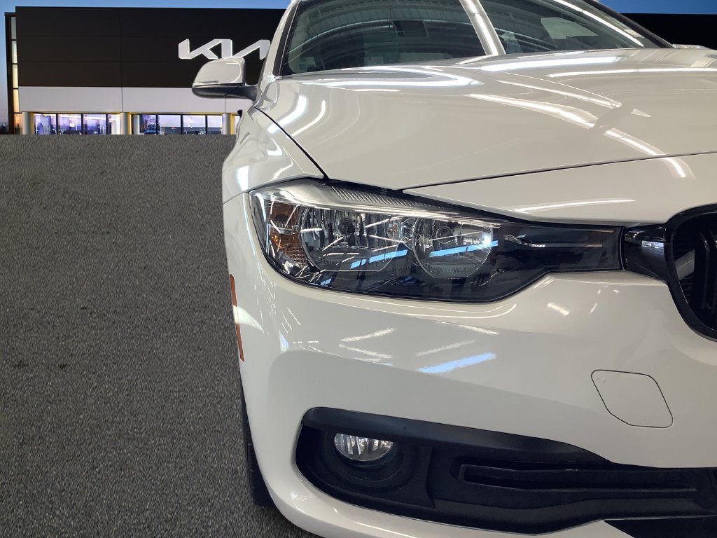 Used 2017 BMW 320i xDrive Sedan AWD/4WD image 31