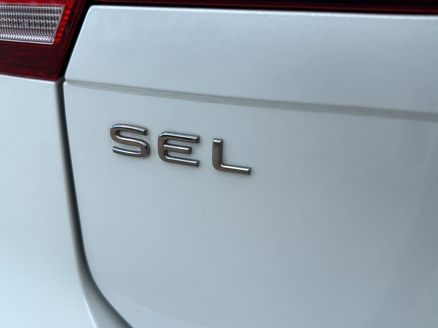 Used 2022 Volkswagen Tiguan SEL R-Line image 11