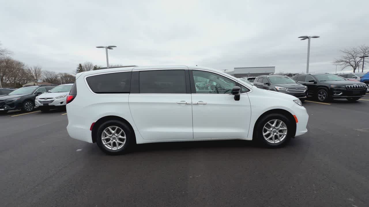 Used 2024 Chrysler Pacifica Touring-L FWD image 9