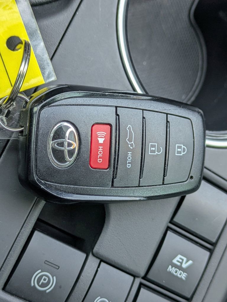 Used 2024 Toyota Highlander XLE FWD image 31