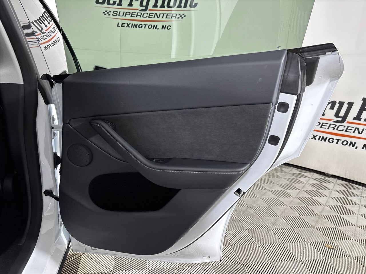 Used 2025 Tesla Model Y Long Range RWD image 18