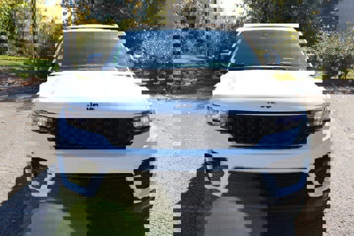 Used 2023 Jeep Grand Cherokee Altitude image 4