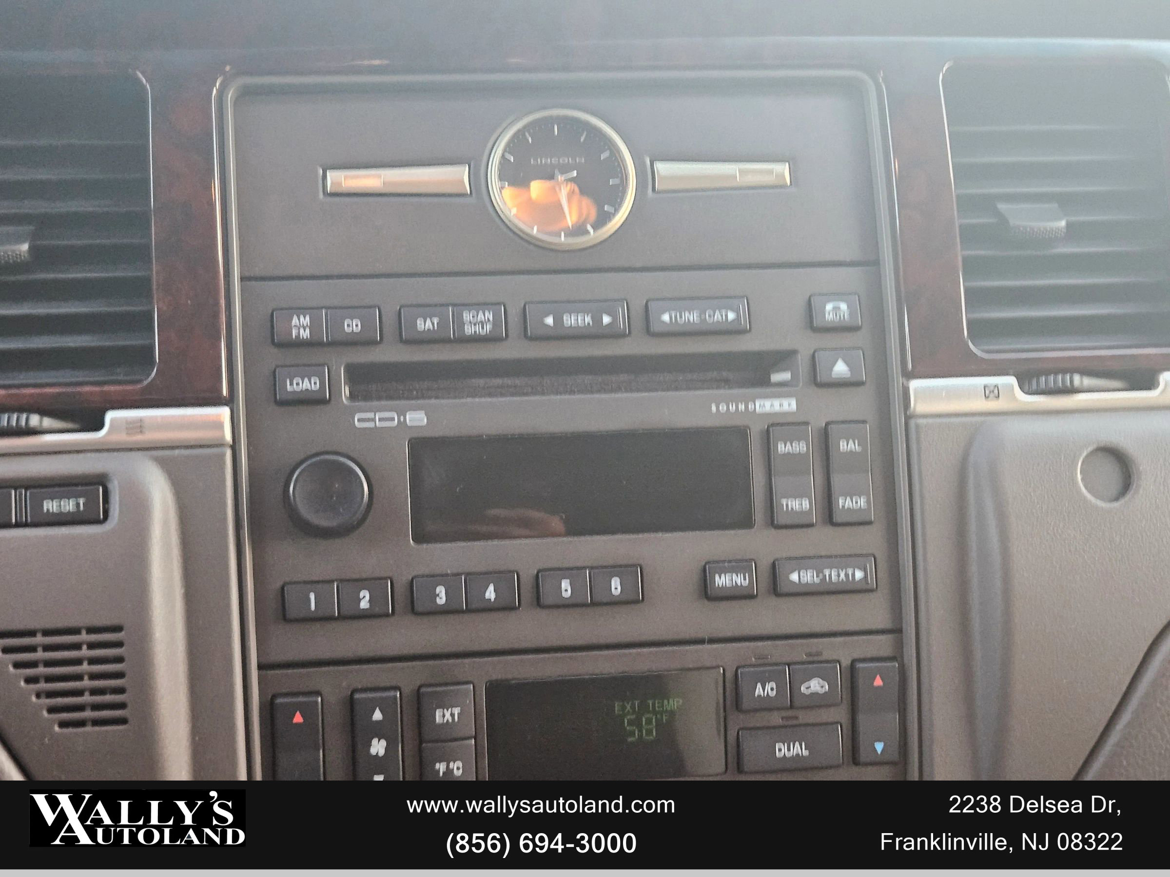 Used 2009 Lincoln Town Car Signature Limited image 34