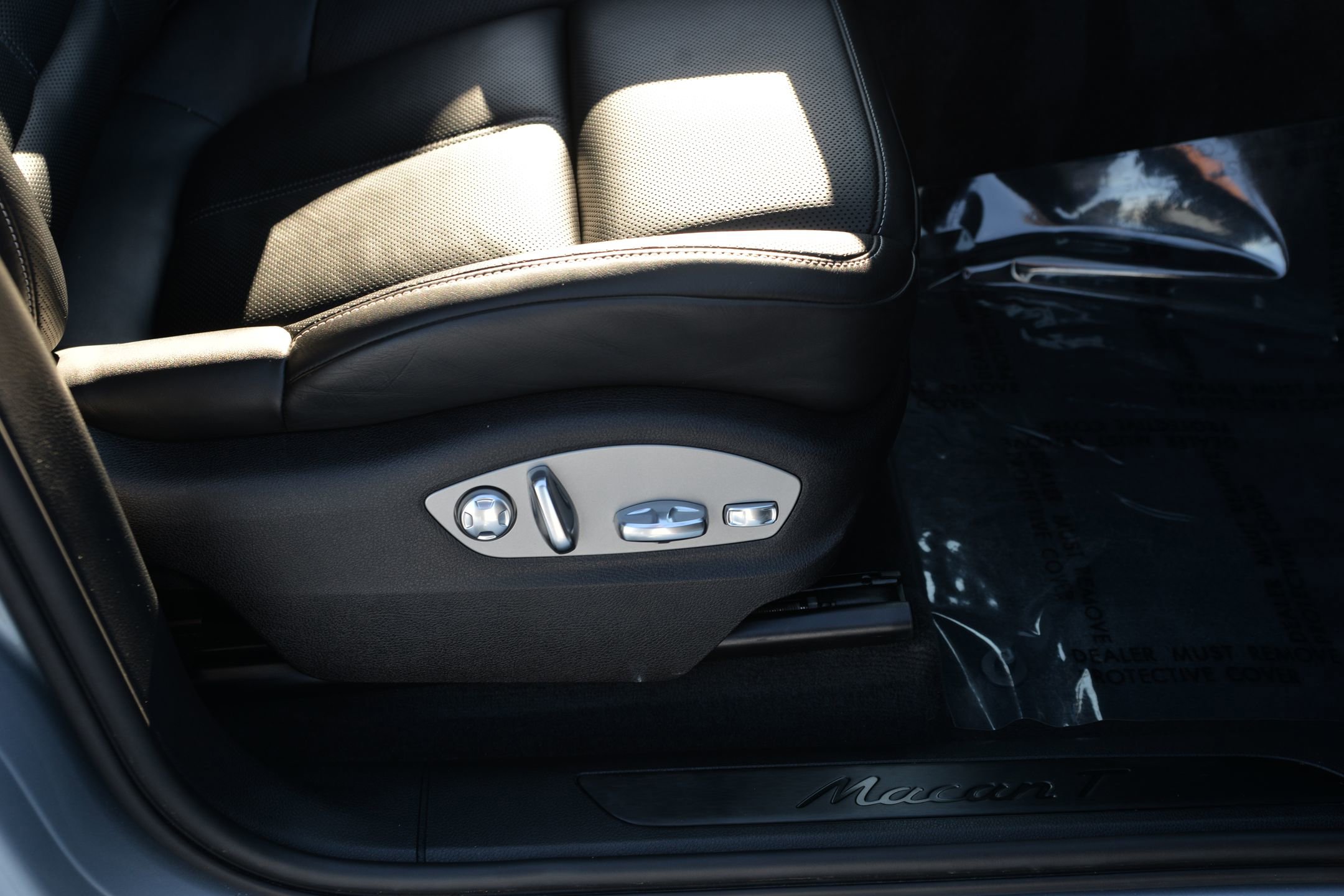 Certified 2024 Porsche Macan Turbo image 13