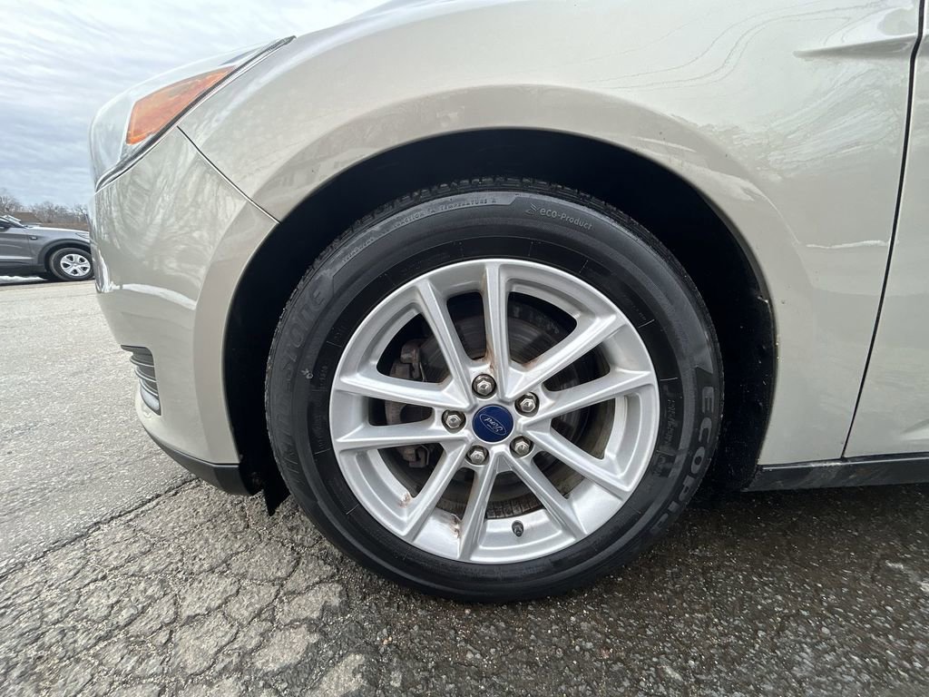 Used 2016 Ford Focus SE w/ SE Cold Weather Package image 10