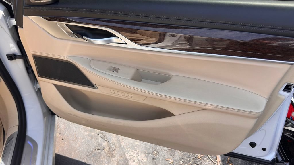 Used 2020 BMW 745e xDrive AWD/4WD image 5