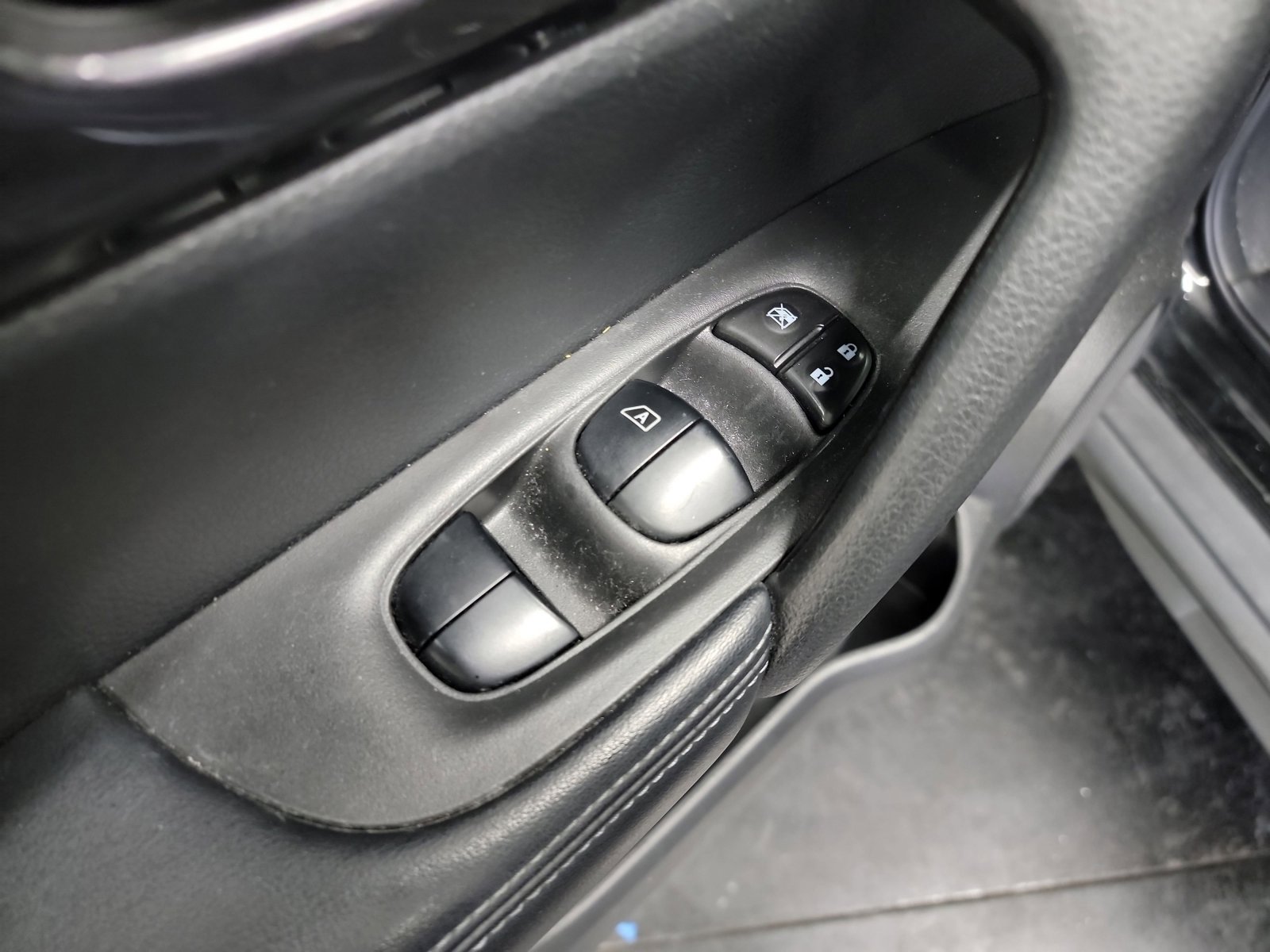 Used 2020 Nissan Rogue SV image 14