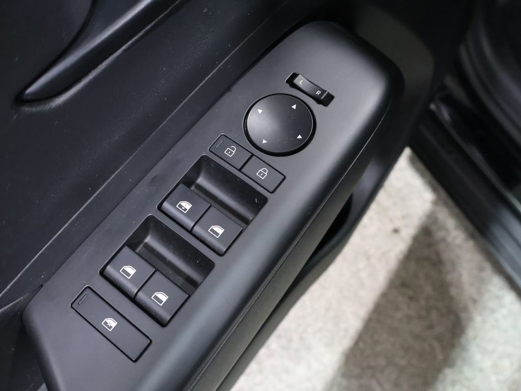 Used 2025 Hyundai Kona SEL image 14