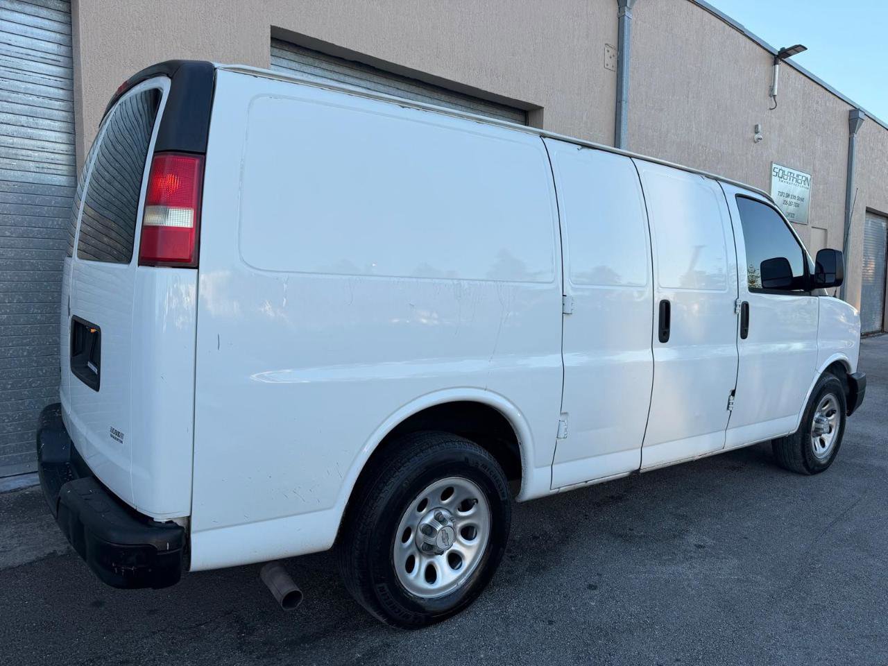 Used 2011 Chevrolet Express 1500 image 4
