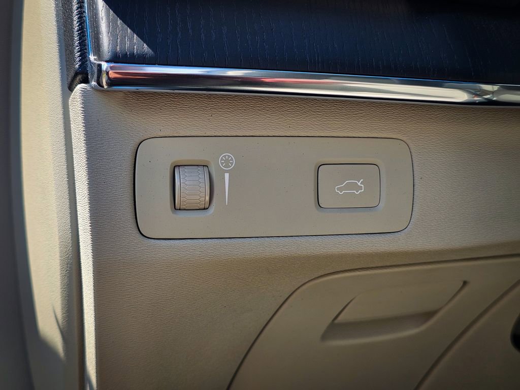 Used 2020 Volvo XC90 T6 Momentum w/ Protection Package Premier image 14