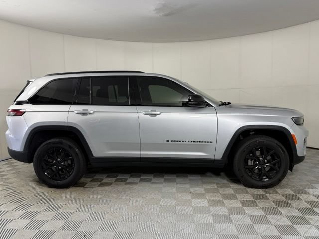 Used 2025 Jeep Grand Cherokee Altitude RWD image 9