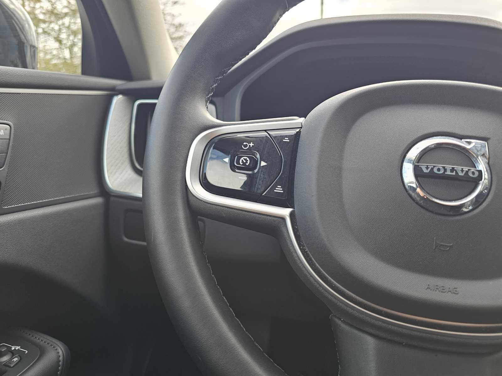 Certified 2025 Volvo XC60 B5 Plus image 33