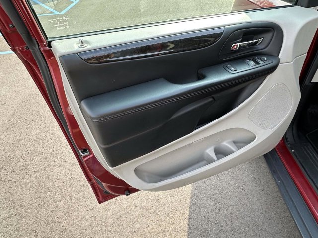 Used 2016 Dodge Grand Caravan American Value Package FWD image 14