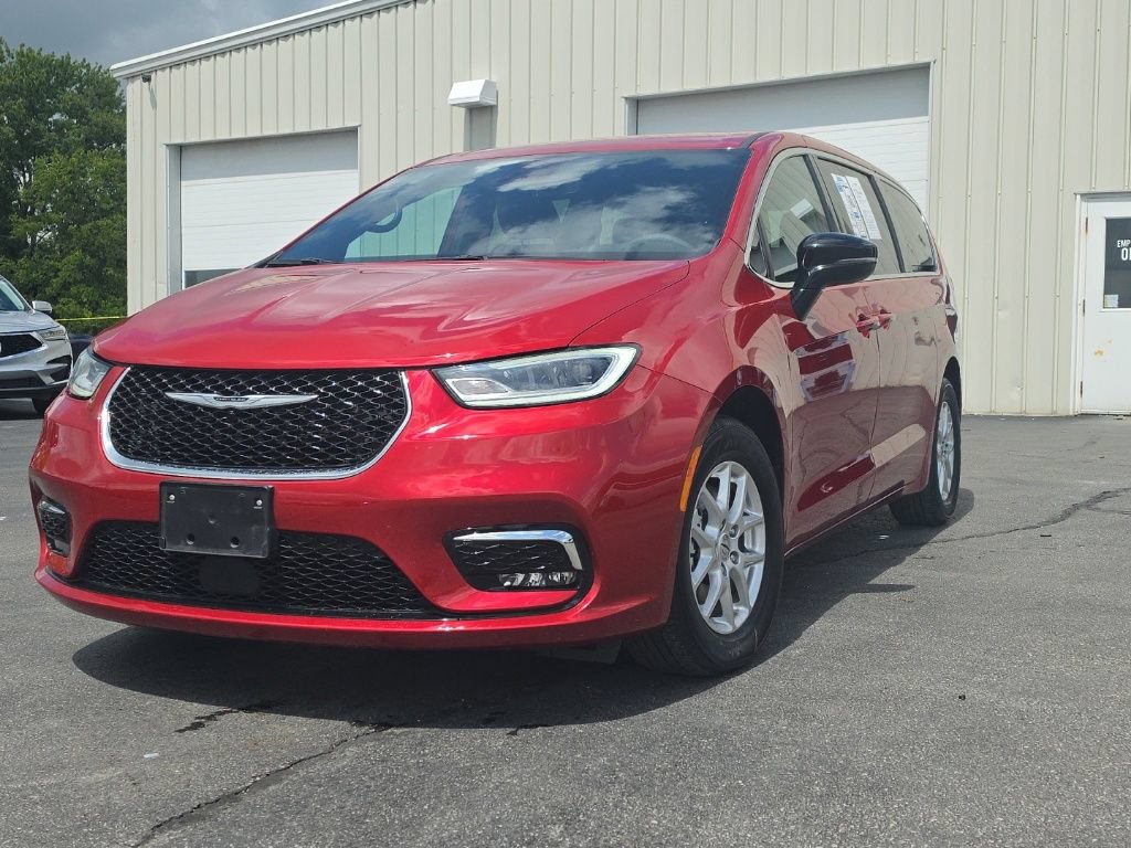 Used 2025 Chrysler Pacifica Select FWD image 3
