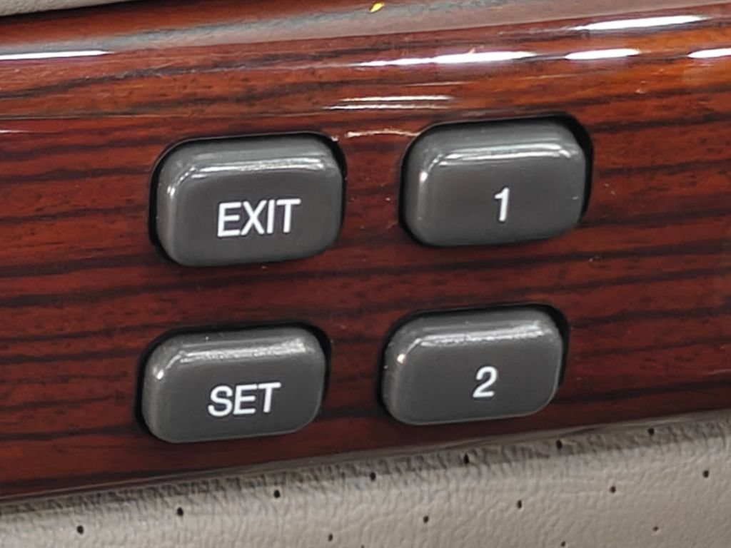 Used 2003 Cadillac De Ville DTS w/ Premium Luxury Package FWD image 31