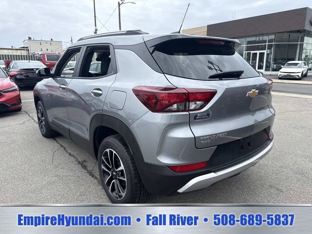 Used 2025 Chevrolet TrailBlazer LT AWD/4WD image 9