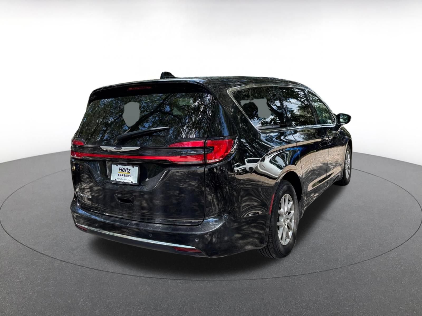 Used 2024 Chrysler Pacifica Touring-L FWD image 7