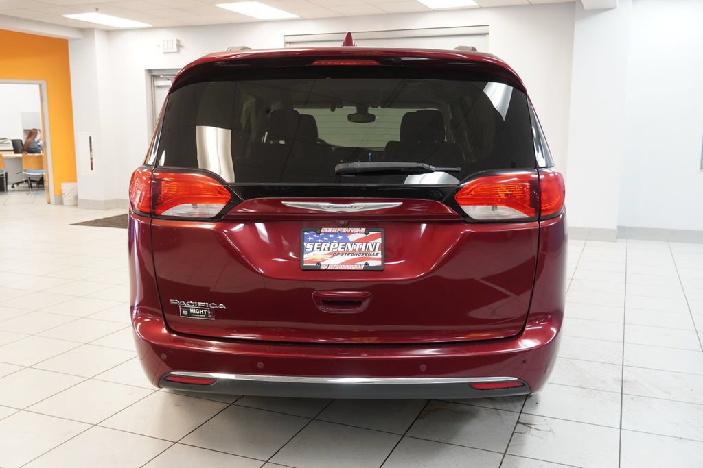 Used 2017 Chrysler Pacifica Touring-L FWD image 8
