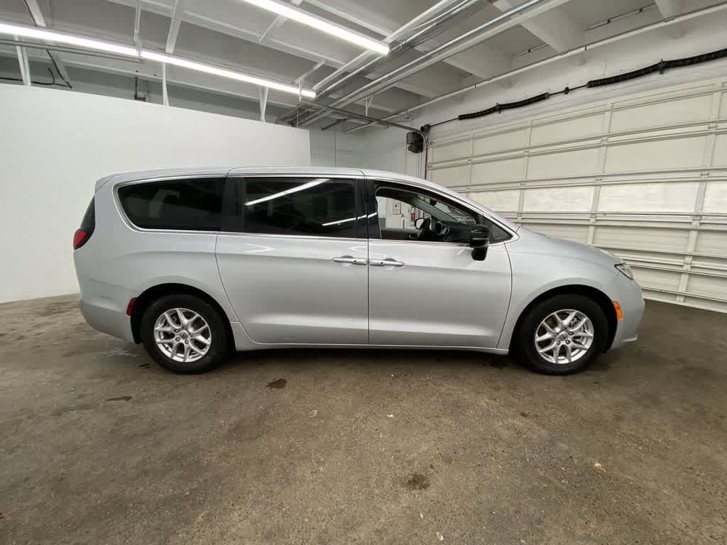 Used 2024 Chrysler Pacifica Touring-L FWD image 7