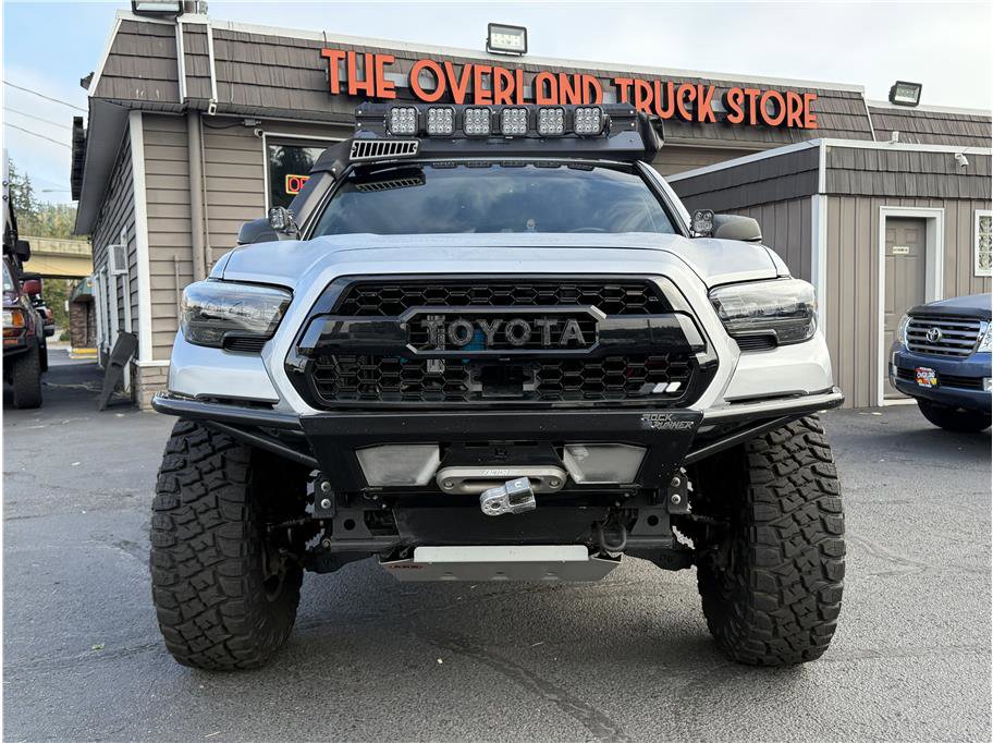 Used 2017 Toyota Tacoma TRD Off-Road image 2