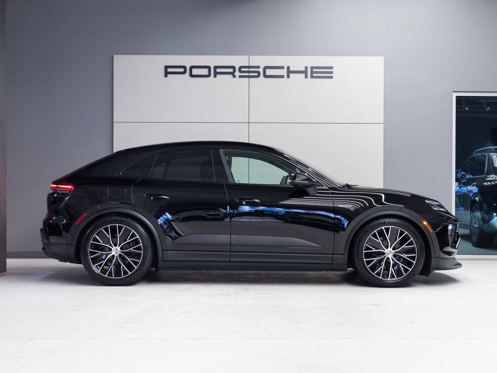 Used 2026 Porsche Macan 4 Electric AWD/4WD image 8