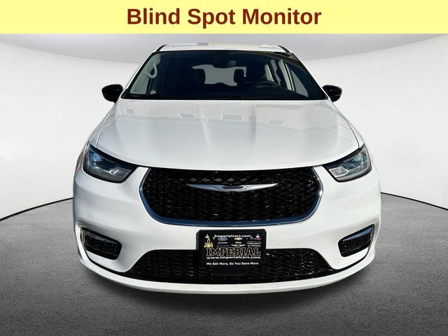 Used 2024 Chrysler Pacifica Touring-L image 4