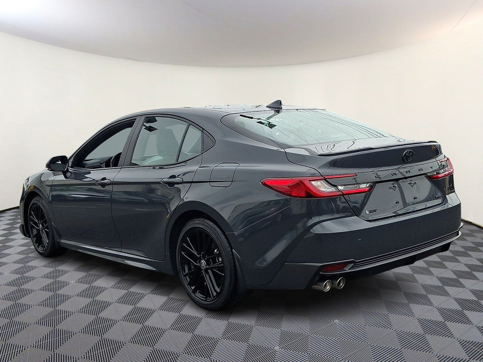 Used 2025 Toyota Camry SE w/ Convenience Package FWD image 5