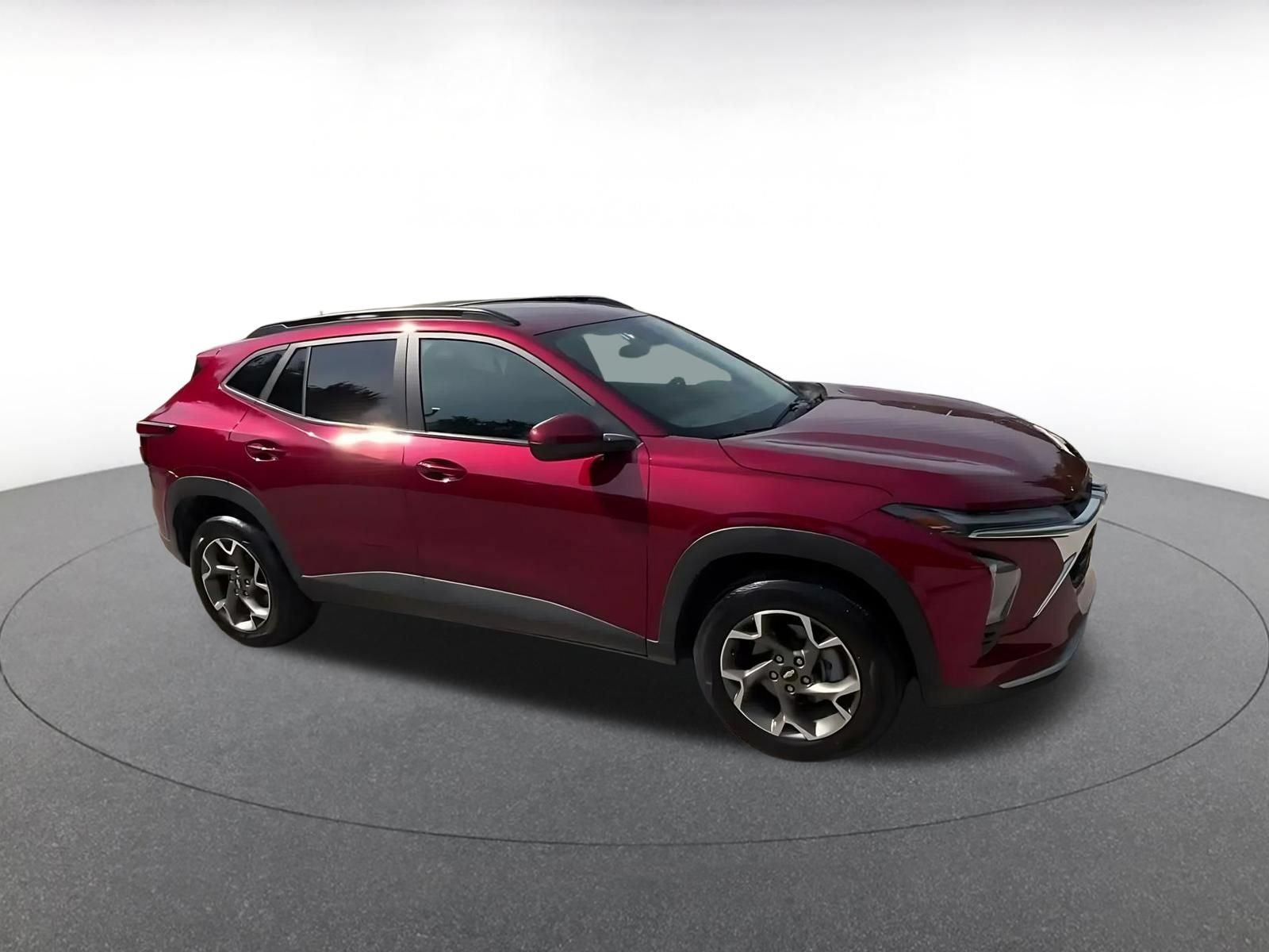 Used 2025 Chevrolet Trax LT FWD image 2