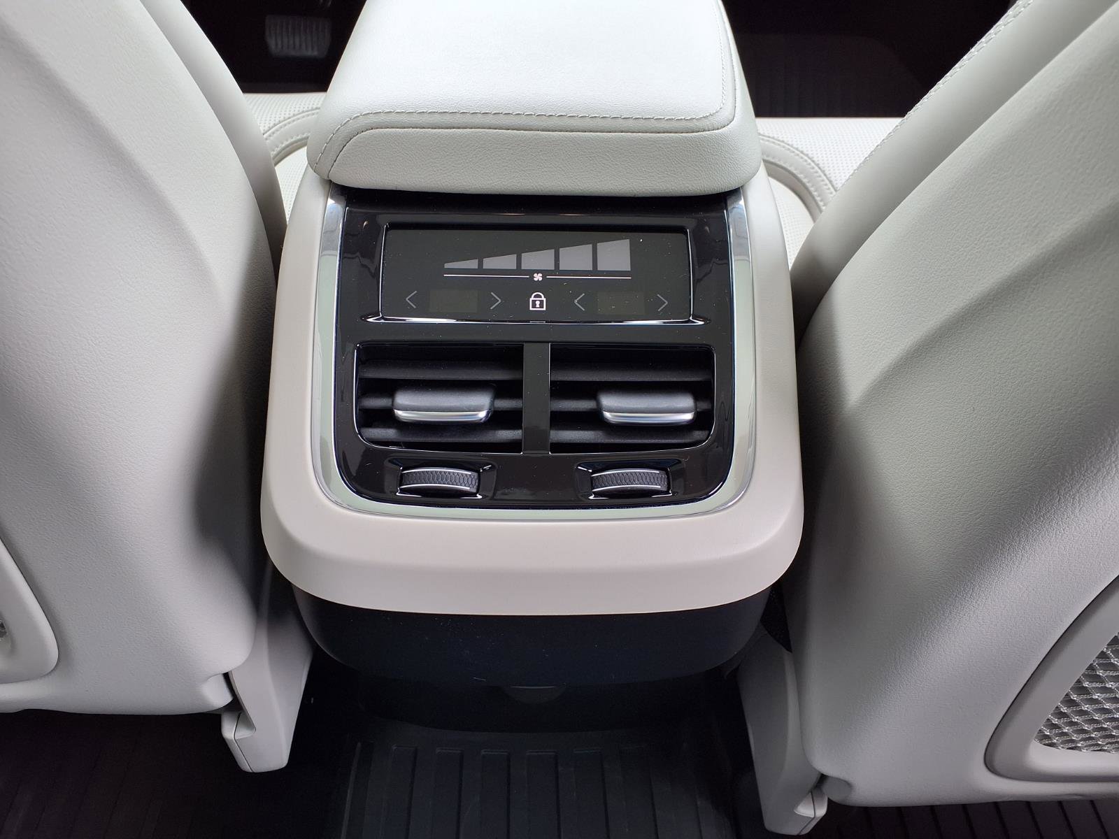 Certified 2023 Volvo XC60 B5 Ultimate w/ Protection Package Premier AWD/4WD image 16