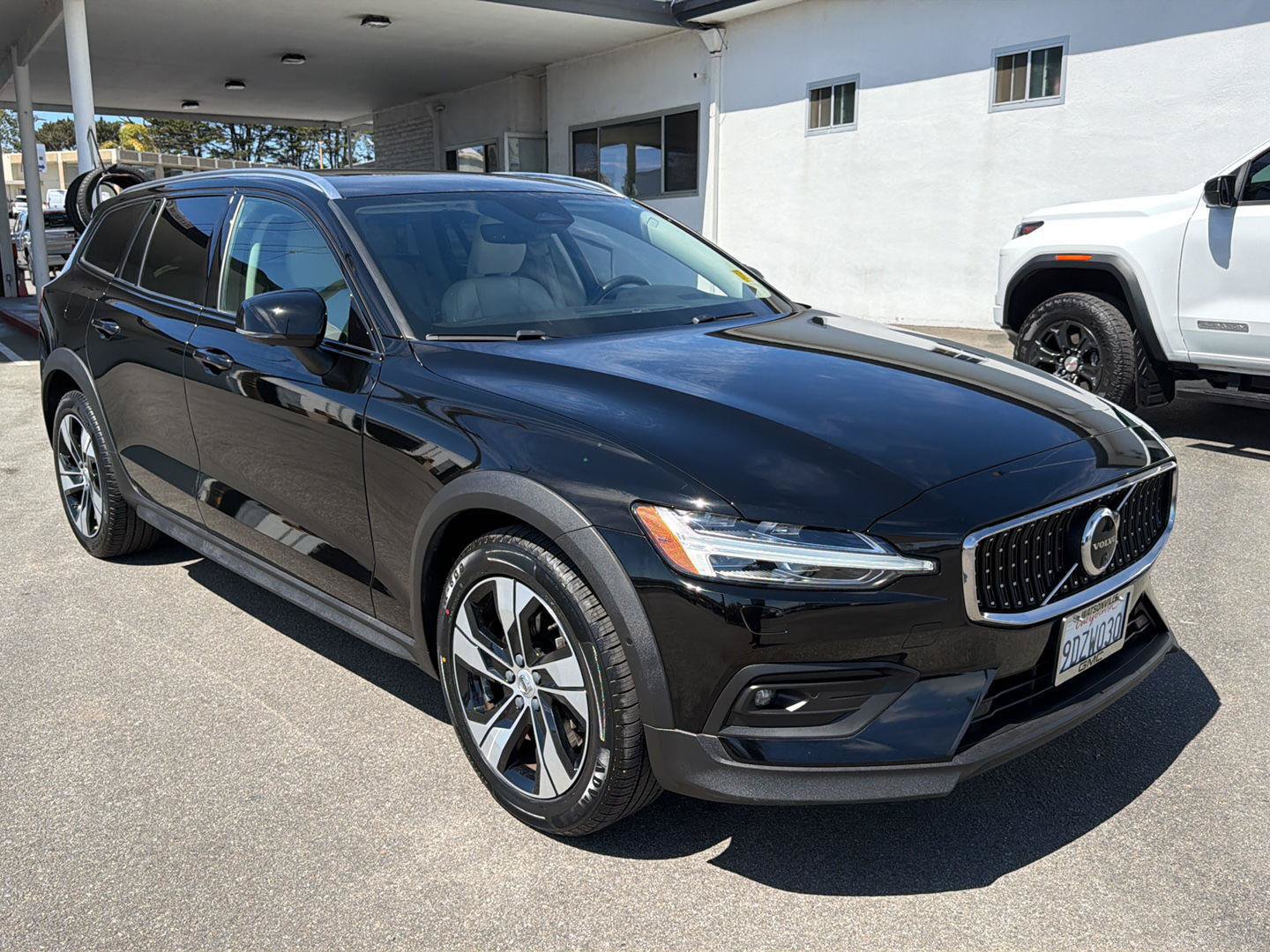 Used 2023 Volvo V60 B5 Cross Country Plus AWD/4WD image 3