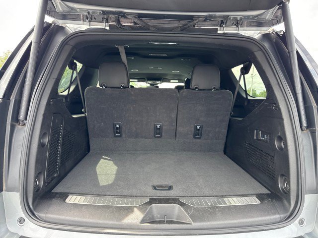 Used 2025 Chevrolet Suburban Premier RWD image 18