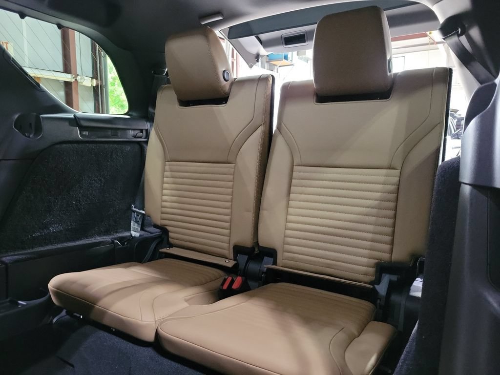 Used 2024 Land Rover Discovery Metropolitan Edition AWD/4WD image 27