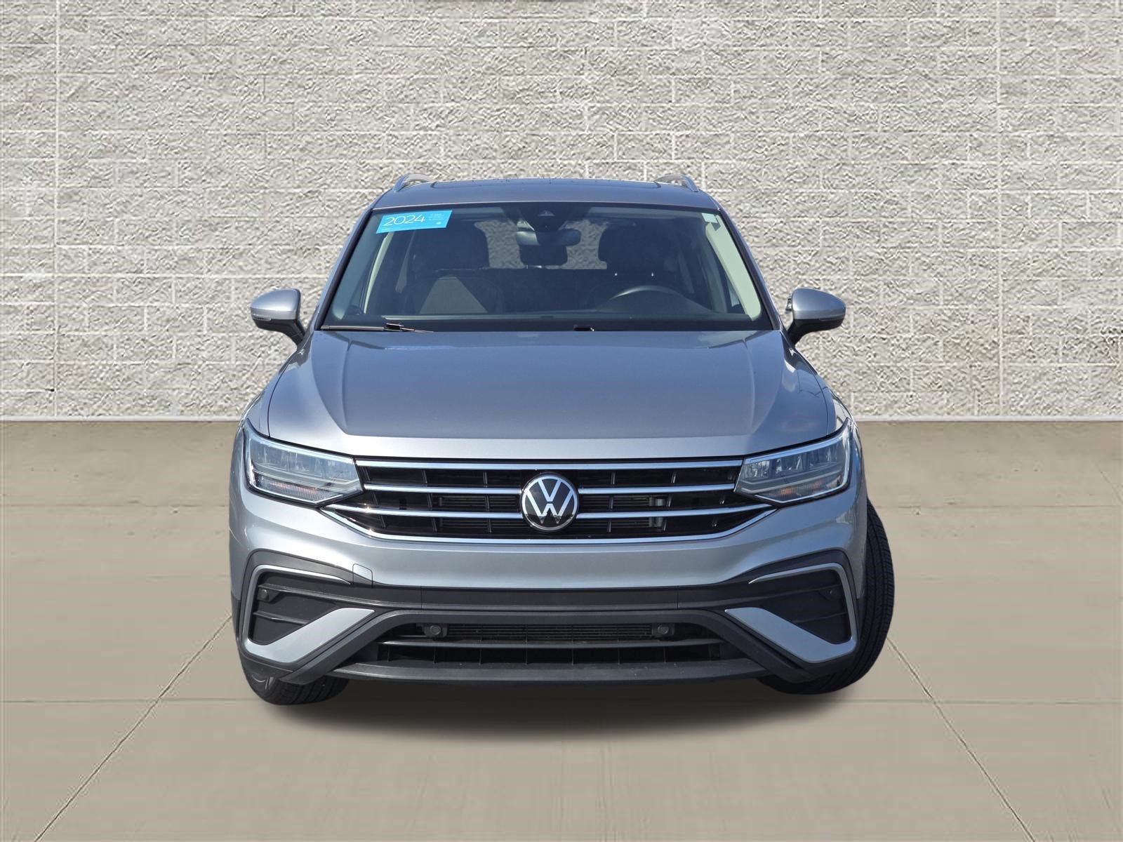 Certified 2024 Volkswagen Tiguan SE AWD/4WD image 2