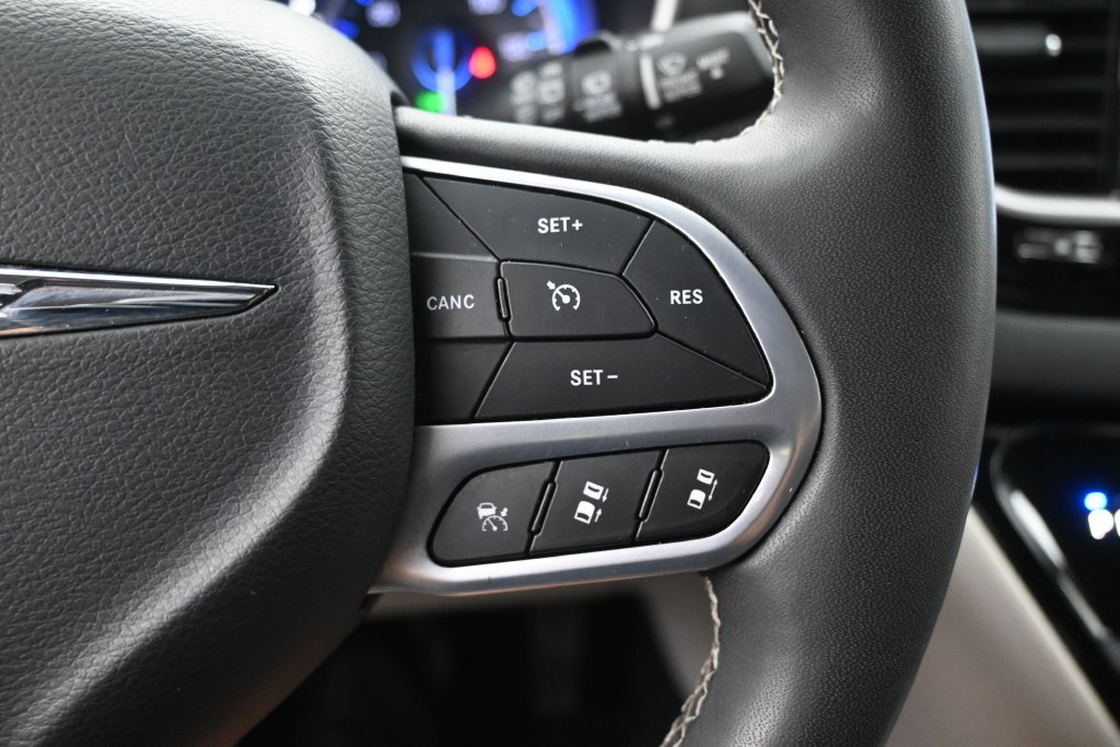 Used 2023 Chrysler Pacifica Touring-L FWD image 27