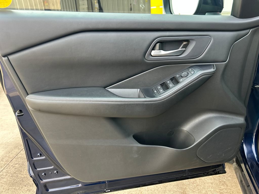 Used 2024 Nissan Rogue SV image 12