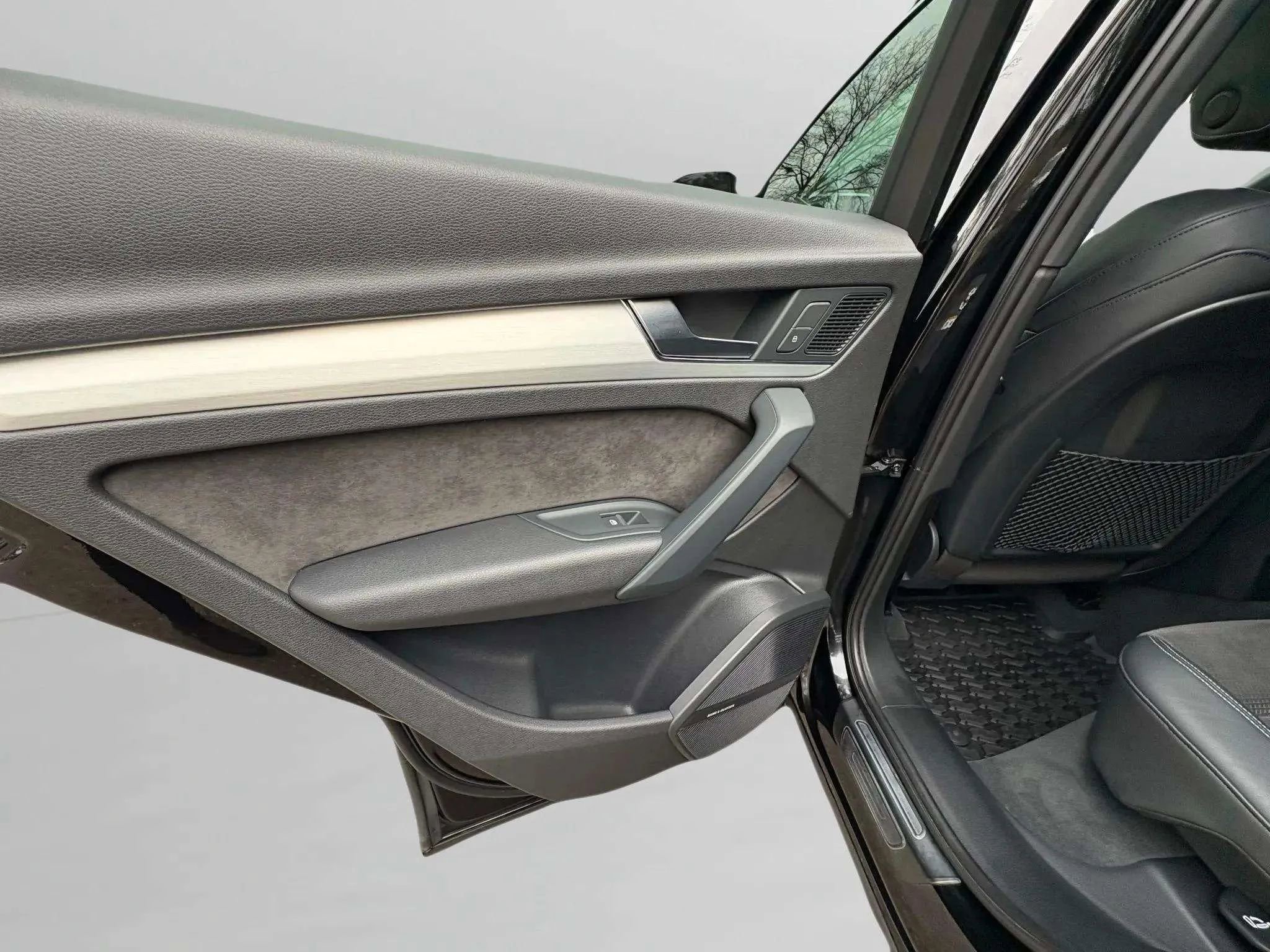 Used 2018 Audi SQ5 Premium Plus w/ Navigation Package image 25