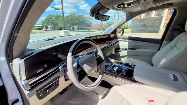New 2026 Cadillac Escalade Platinum Sport w/ LPO, ONYX Package AWD/4WD image 11