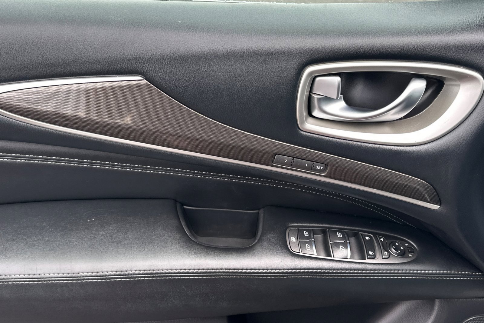 Used 2016 INFINITI QX60 AWD w/ Premium Package image 11